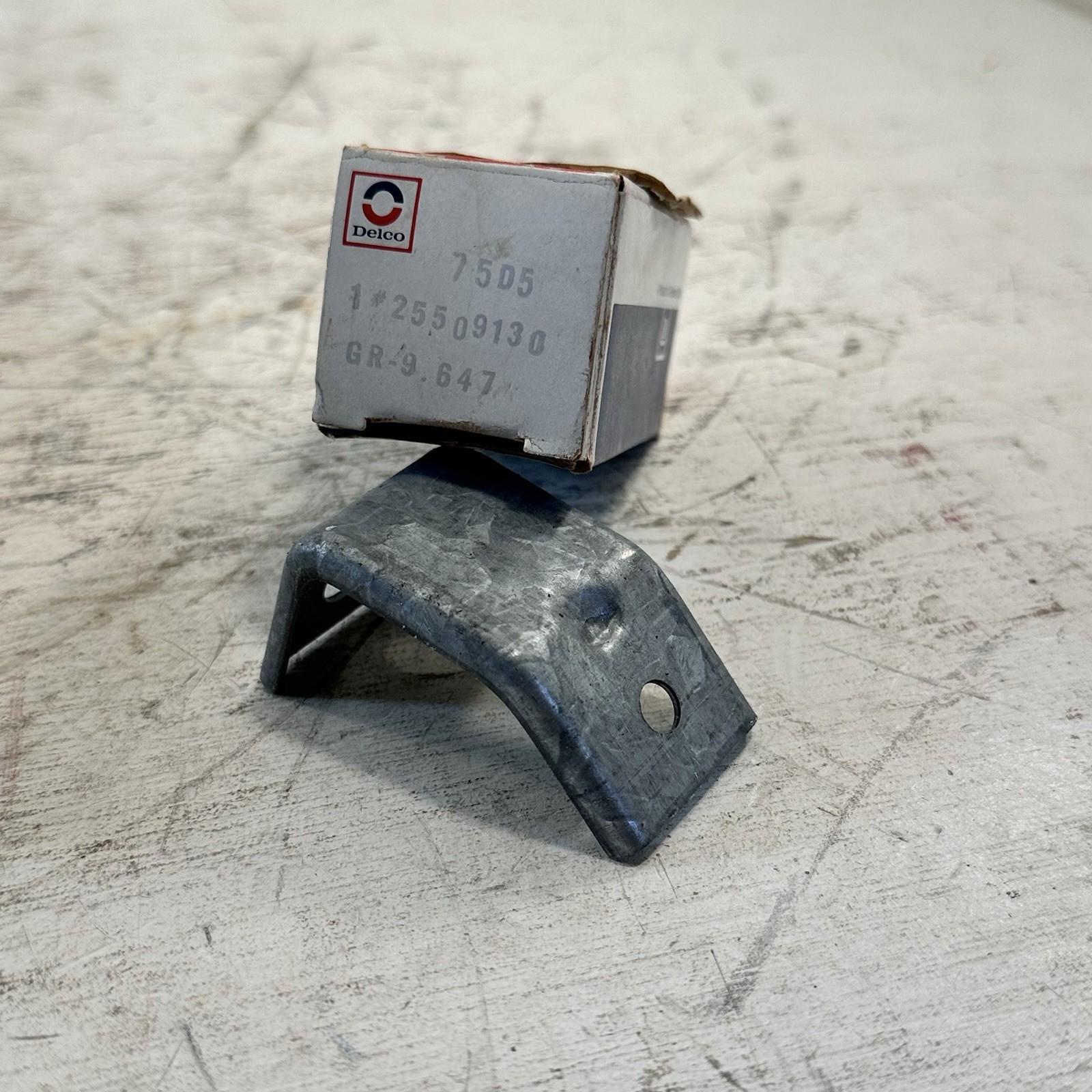 NEW OEM ACDELCO/GM 25509130 BRACKET, RADIO ANTENNA GR 9.647