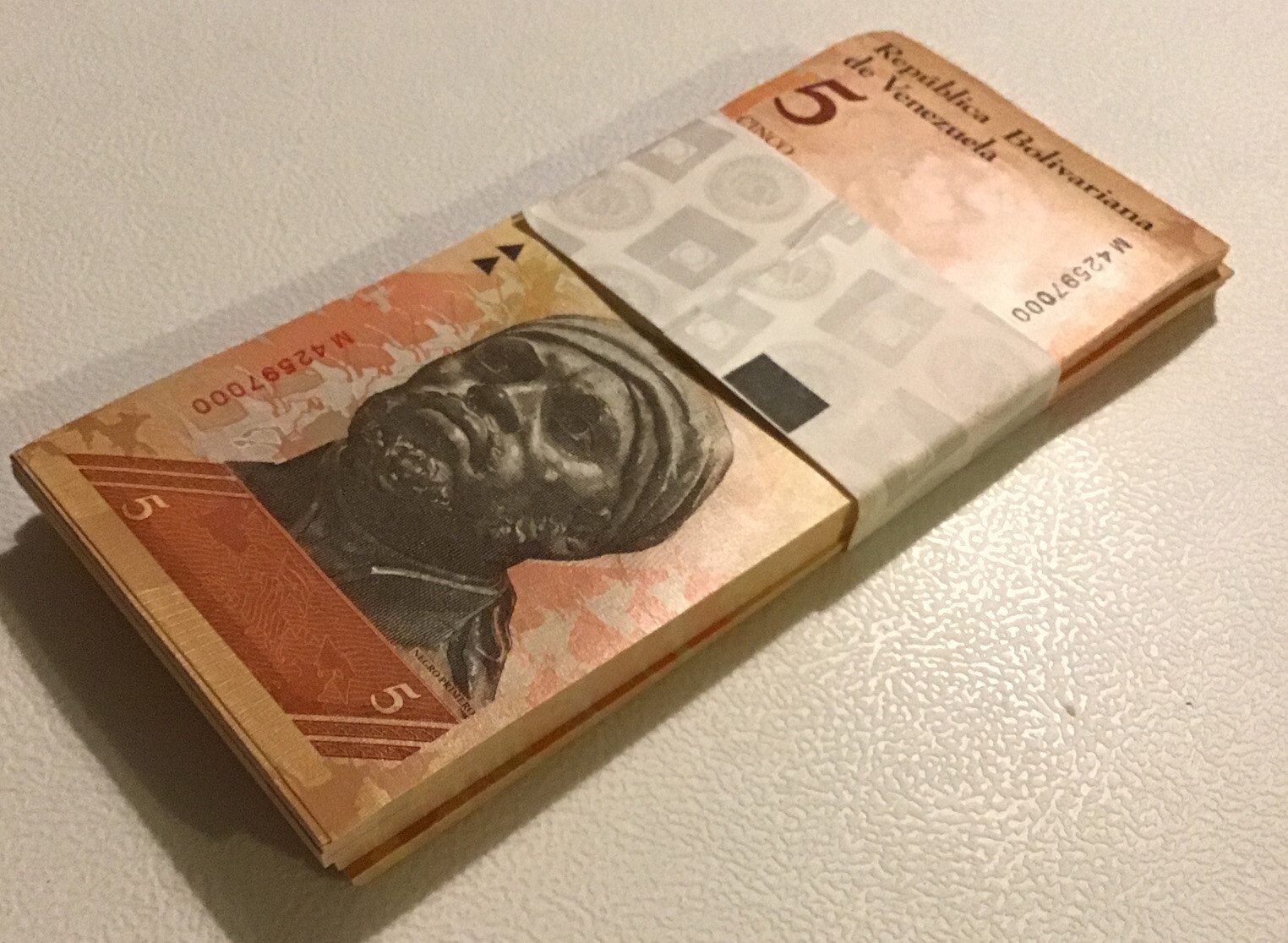 Venezuela Banknote Bundle. 100 X 5 Bolivares. Dated 2011. Unc Banknotes.