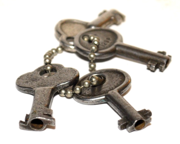 LOCK KEYS-VINTAGE-4 KEYS TOTAL