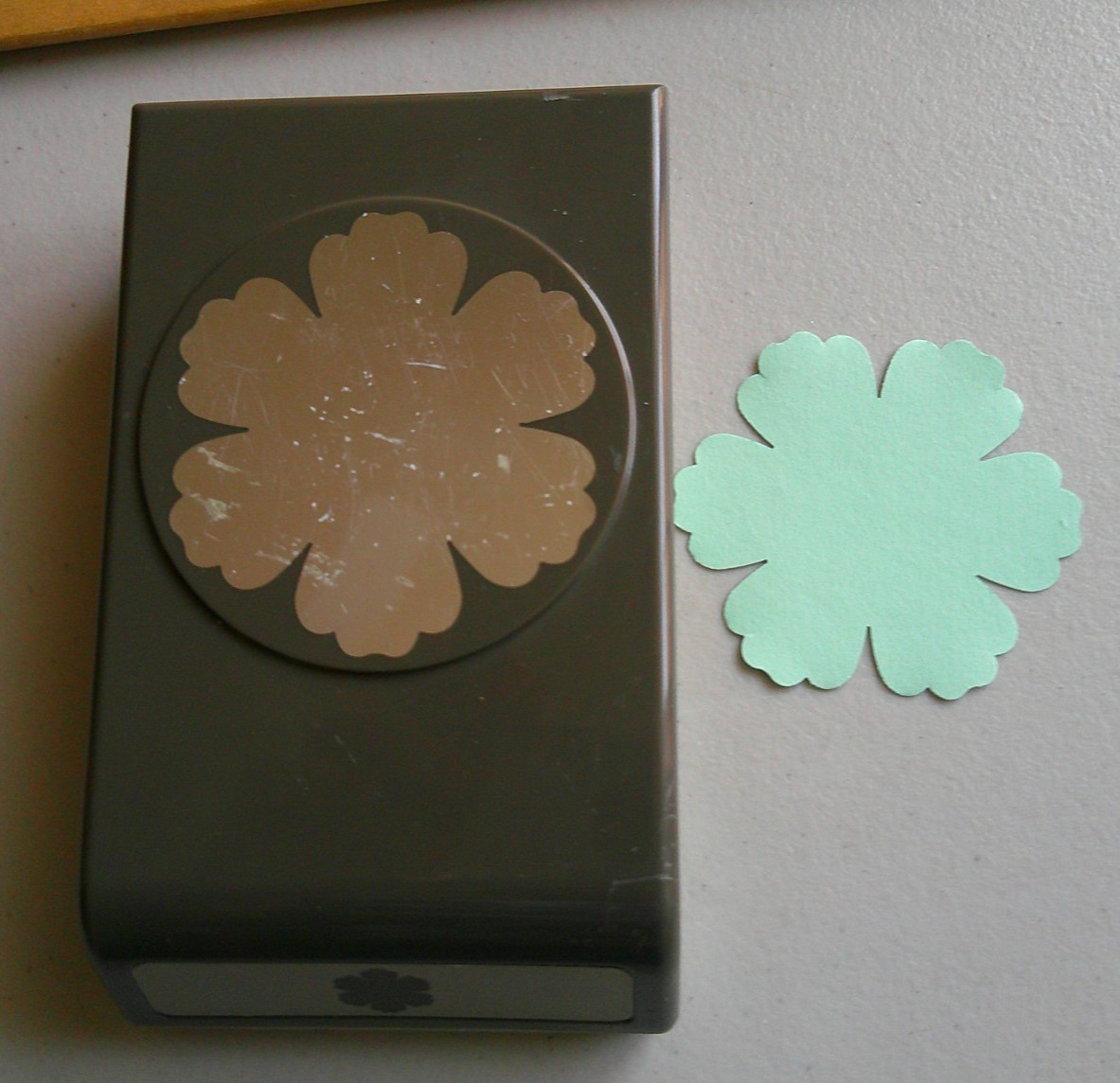 Stampin' UP! Mixed Bunch Flower Punch 6 Petal Locking Type Paper Punch