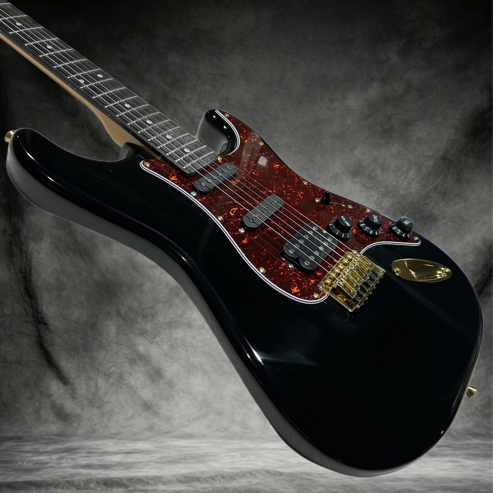 ST Electric Guitar Black Color Golden Hardware Red Tortoise Shell Pickguard