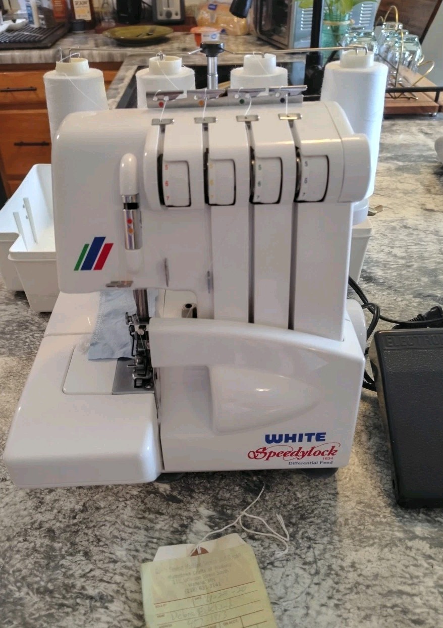 White Speedylock Serger Machine 1634/ Includes Carrying Case