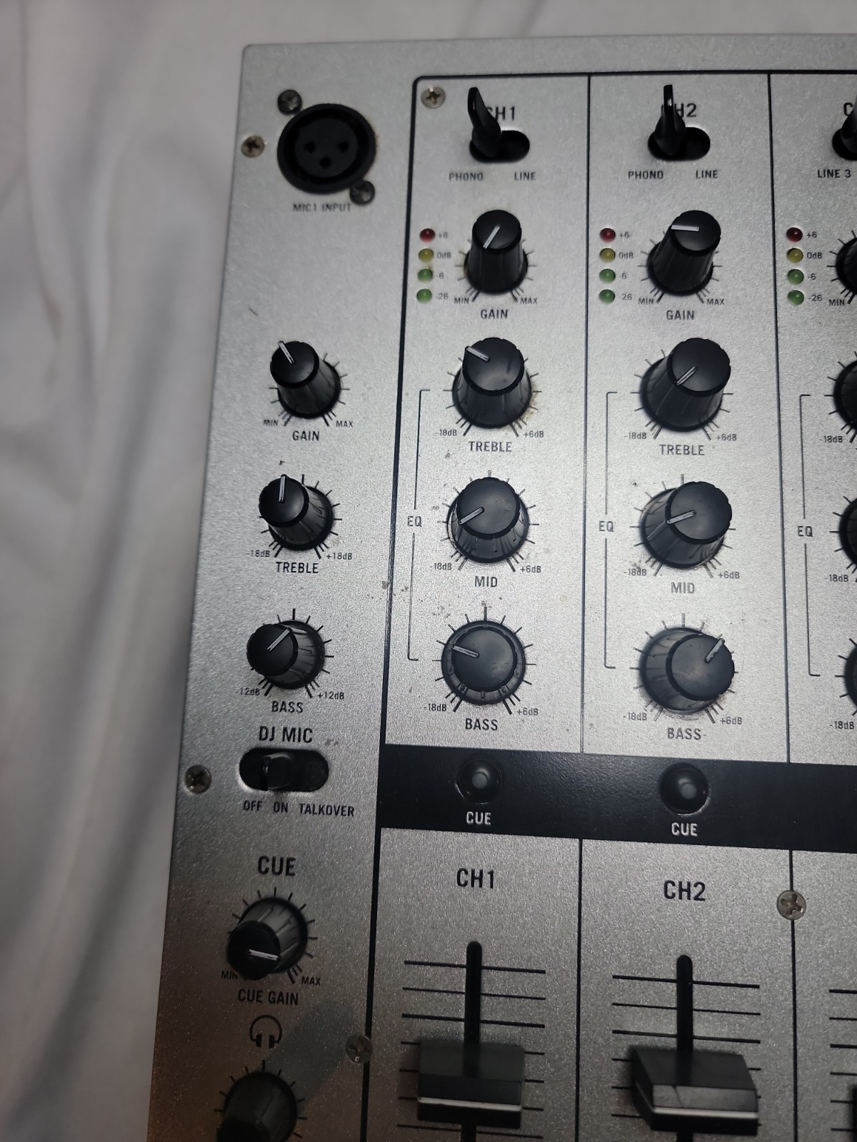 NUMARK IM9 DJ MIXER WITHEFFECTS BEAT COUNTER