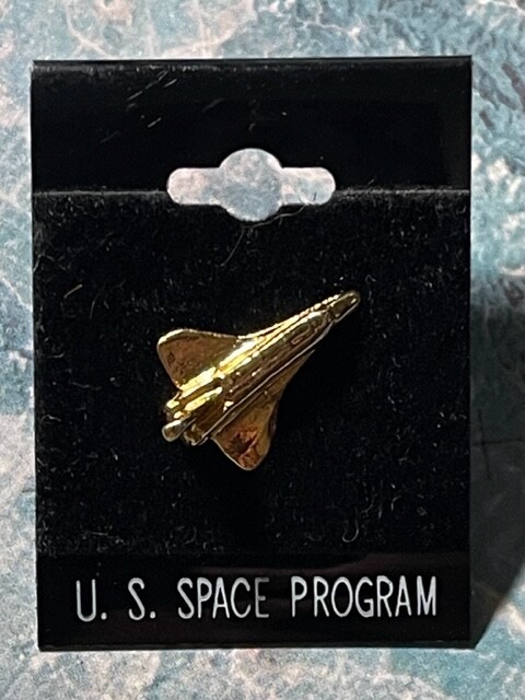SPACE SHUTTLE GOLD TONE DIMENSIONAL LAPEL PIN ON RACK HANGER CARD STYLE A8