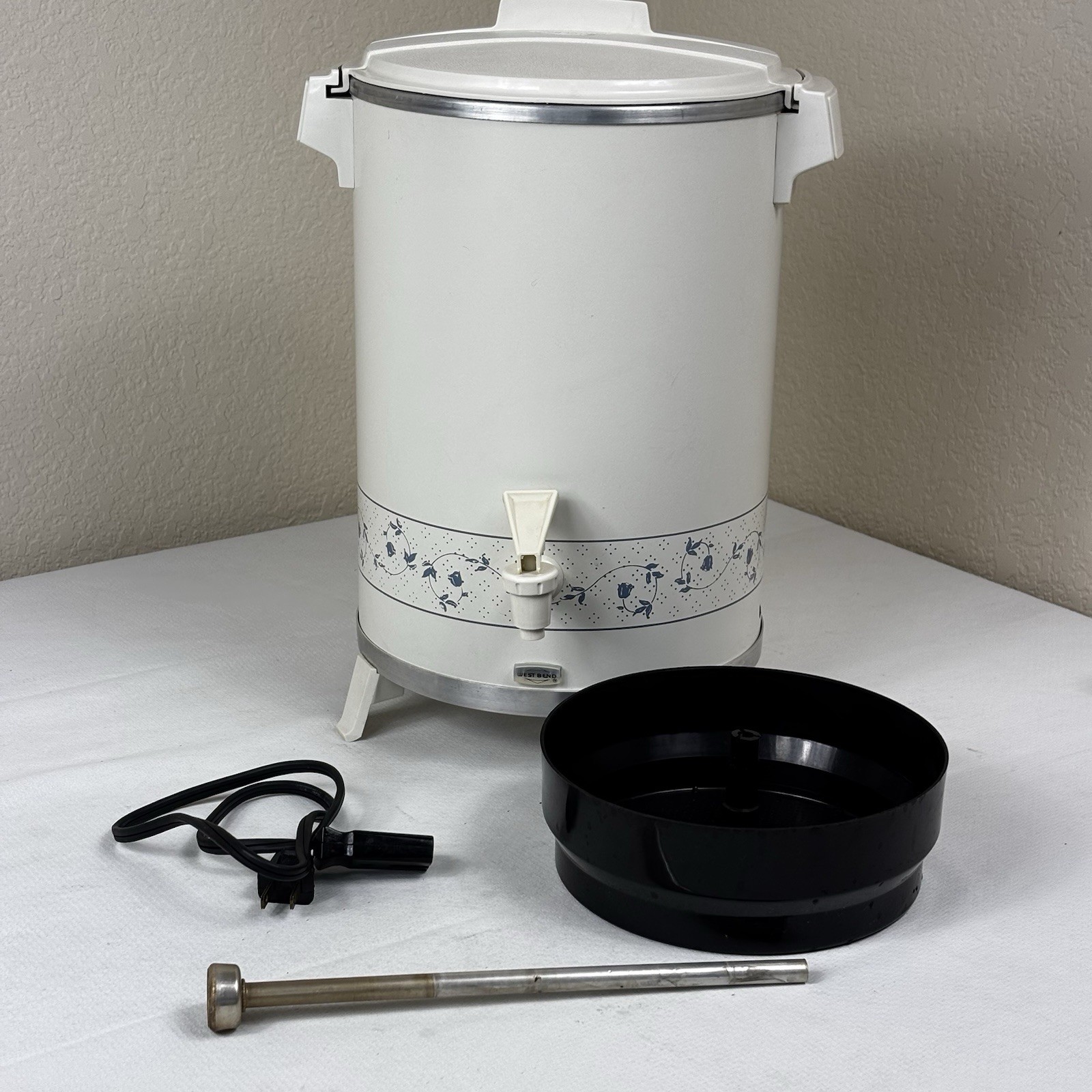 Vintage 1979 West Bend 5400 White Blue Floral Coffee Urn Percolator Works