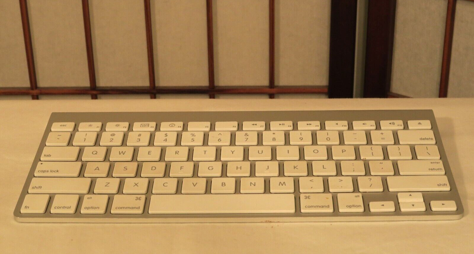 GENUINE APPLE WIRELESS BLUETOOTH KEYBOARD A1314 MAC ALUMINUM WORKS WELL