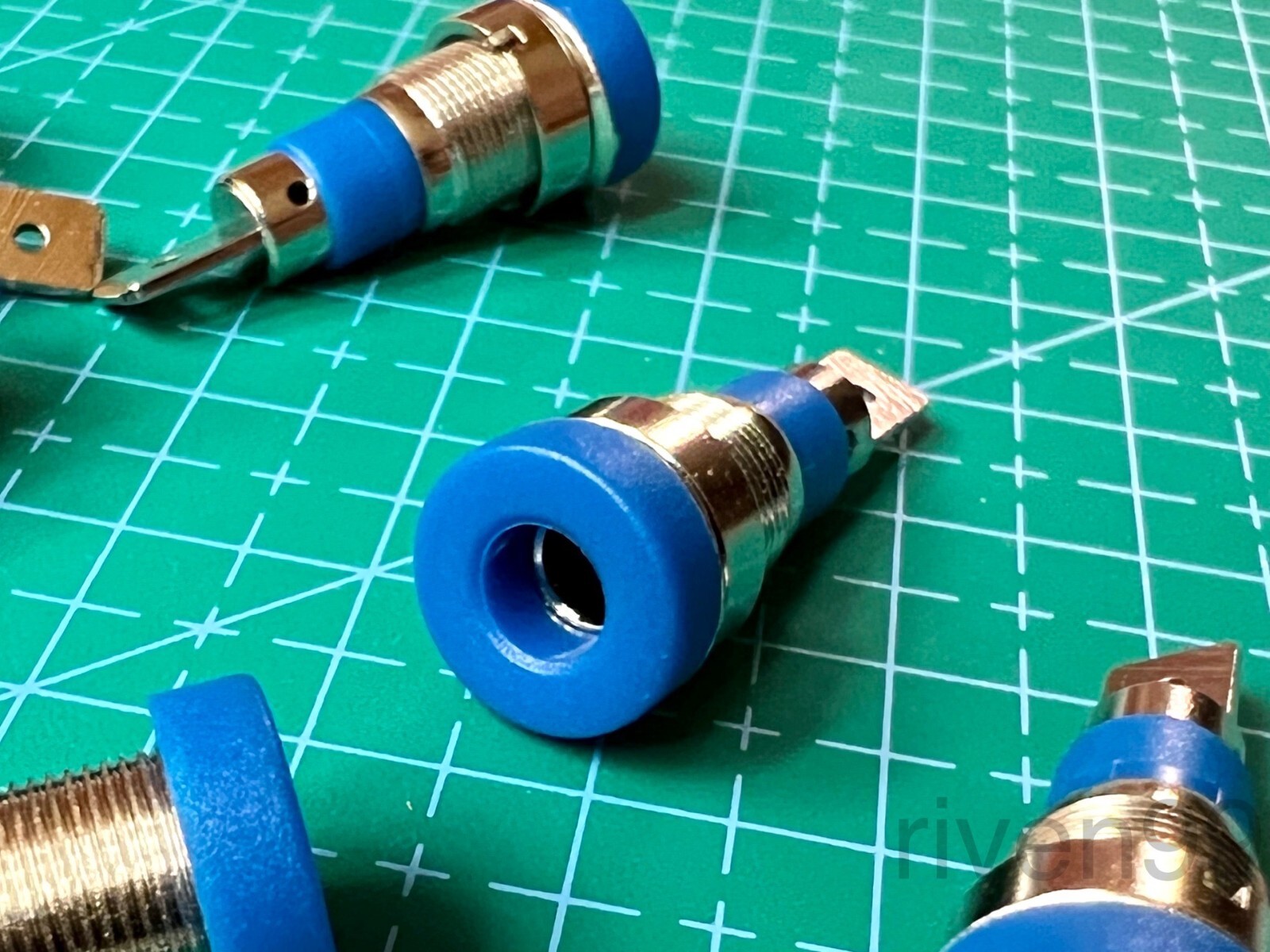 High Current 25A 4mm Female Panel-mount Solder-style Banana Jack, Blue