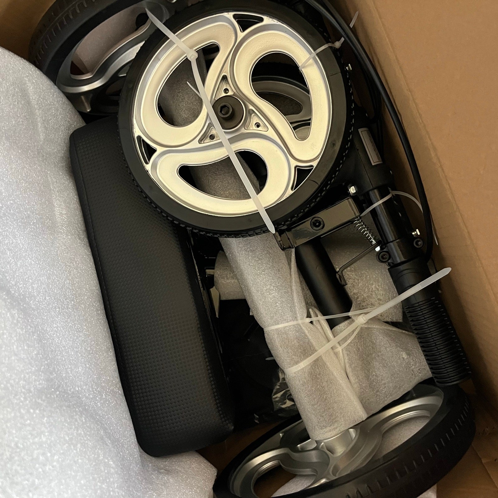 Elenker Knee Walker YF-9003 Steerable Scooter Mobility Black