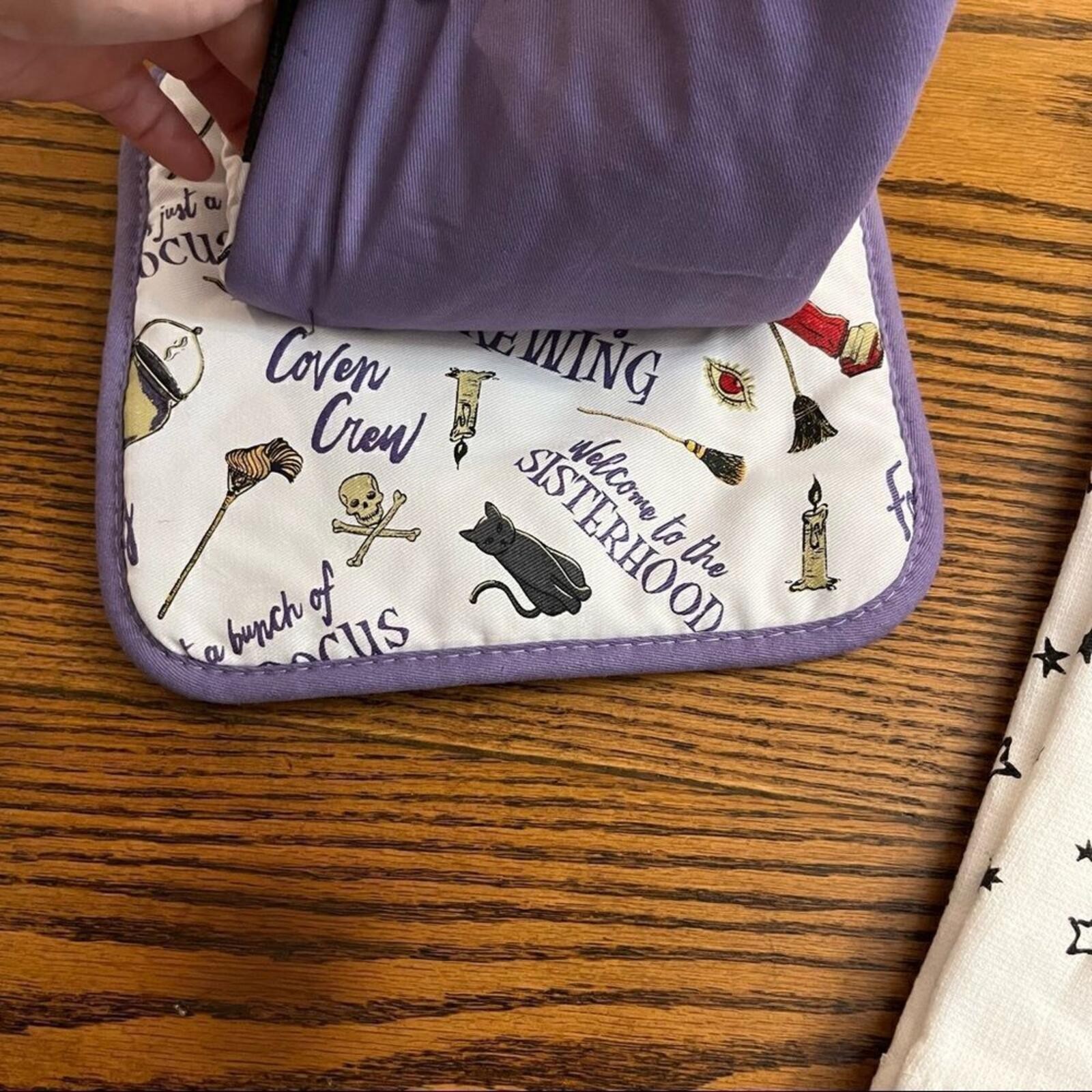 Disney Hocus Pocus Kitchen Bundle Oven Mitt Pot Holder Set Kitchen Towels NWT