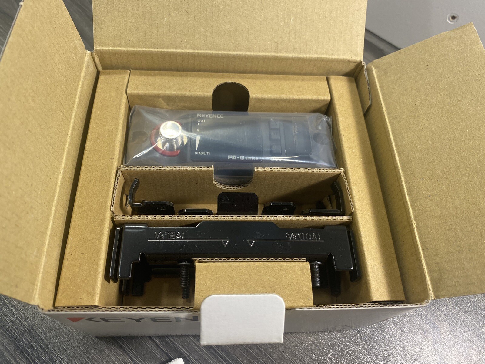 New Keyence FD-Q10C Clamp-on Digital Flow Sensor w/ Sensor Bracket 20-30VDC -USA