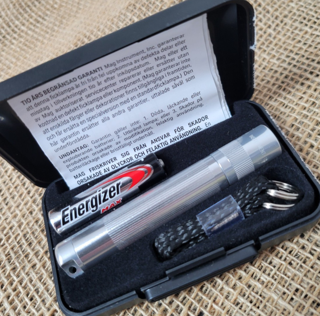 Mag-Lite Solitaire Compact Silver Flashlight +Giftbox Key Loop & Battery Durable