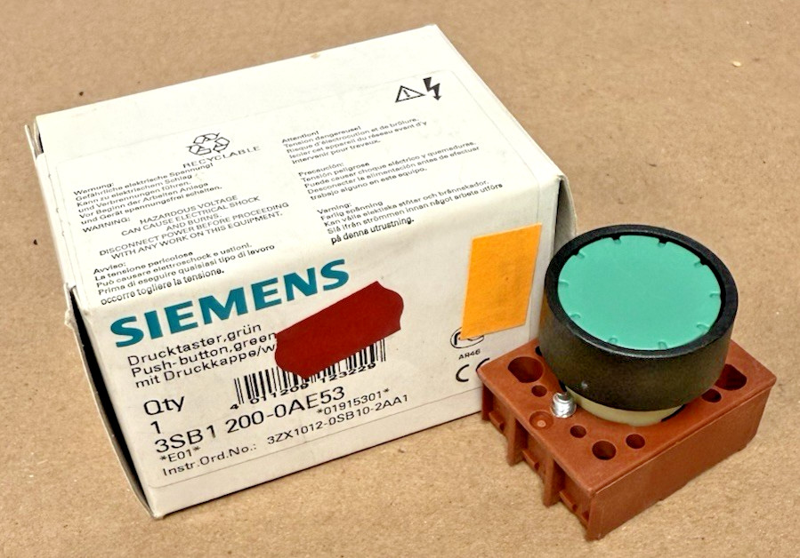 SIEMENS 3SB1 200-0AE53 GREEN FLUSH PUSHBUTTON W/ THRUST CAP *NEW IN BOX*