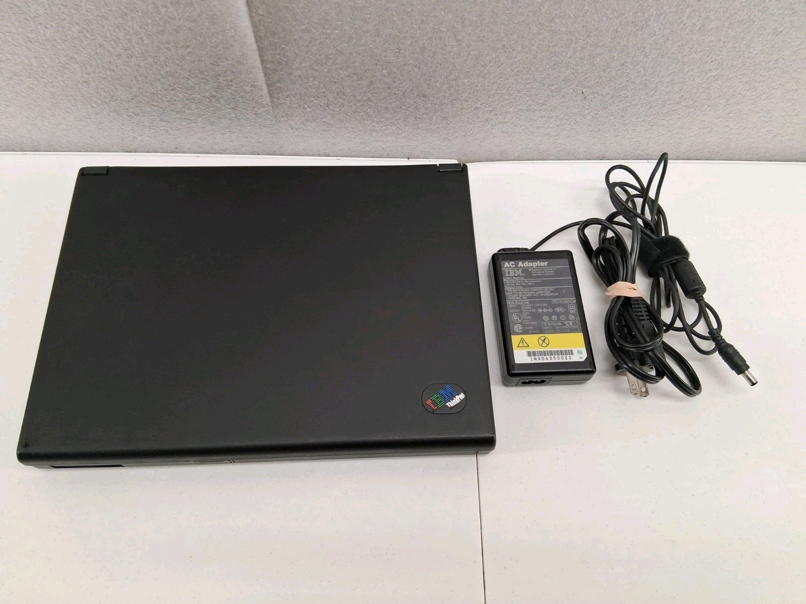 VINTAGE IBM THINKPAD 560 2640 POWERS ON NO PICTURE **Parts Or Fix**