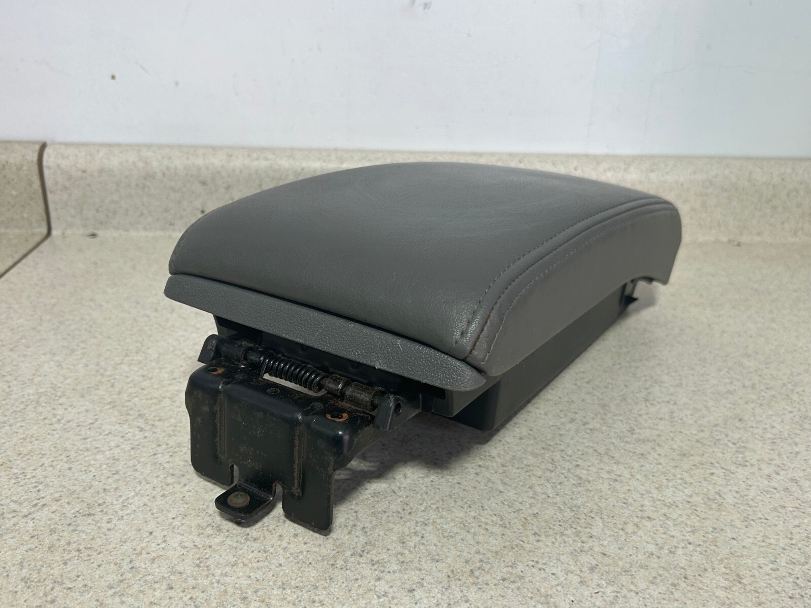 2008 2012 Chevy Malibu Center Console Arm Rest Lid Leather Gray OEM