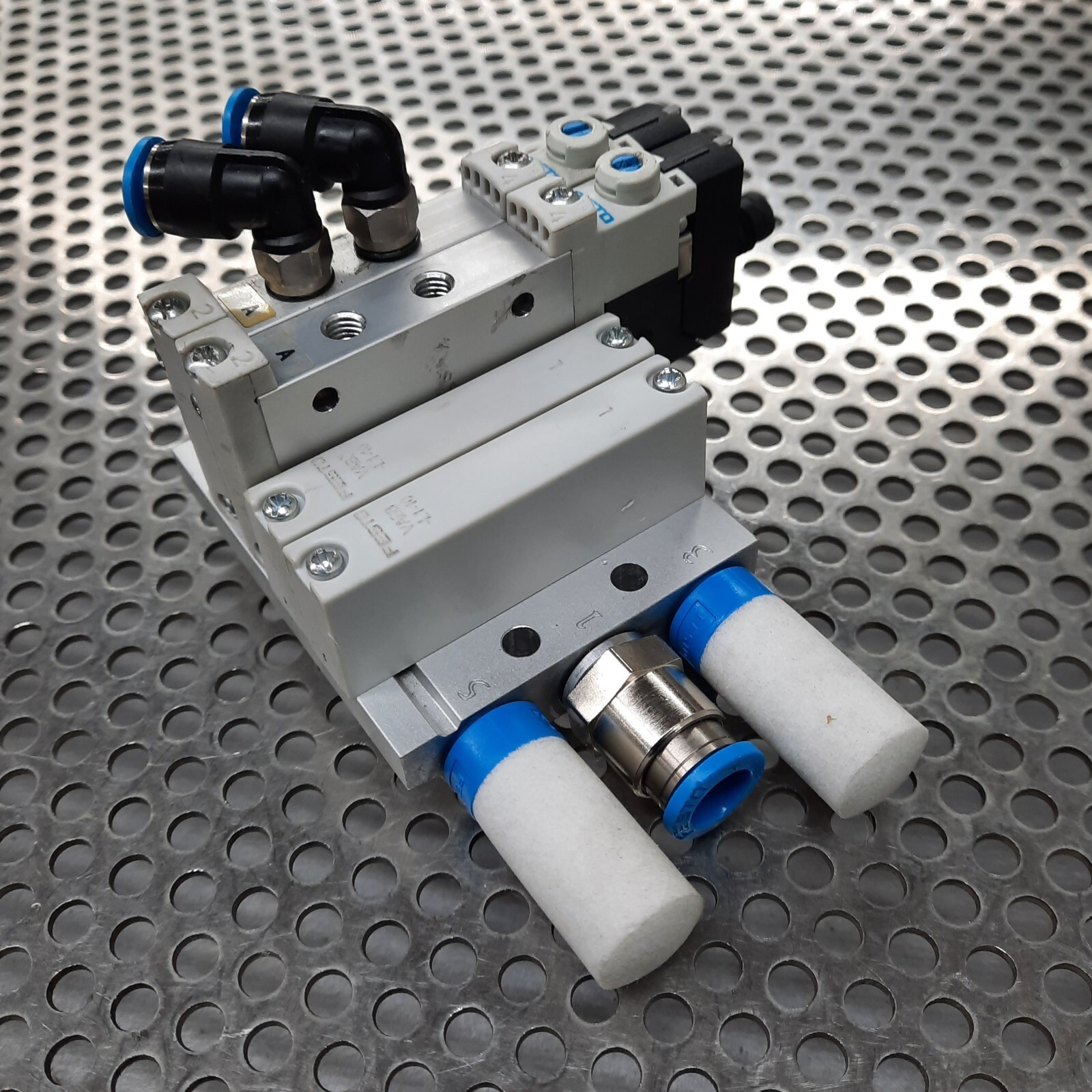 FESTO VUVG-L10-M52-MT-M5-1P3 Pneumatic Solenoid Valve Manifold & 4 Manifold Rail