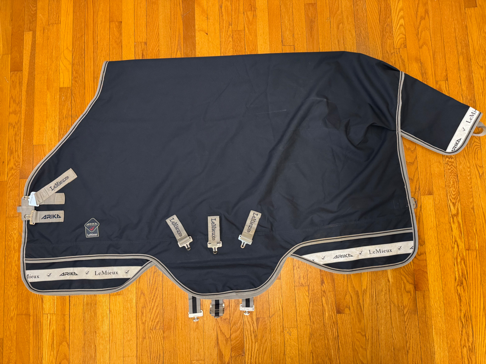 LeMieux Arika Featherweight Turnout Blanket Sheet 0g 69in (5'9") Navy Excellent