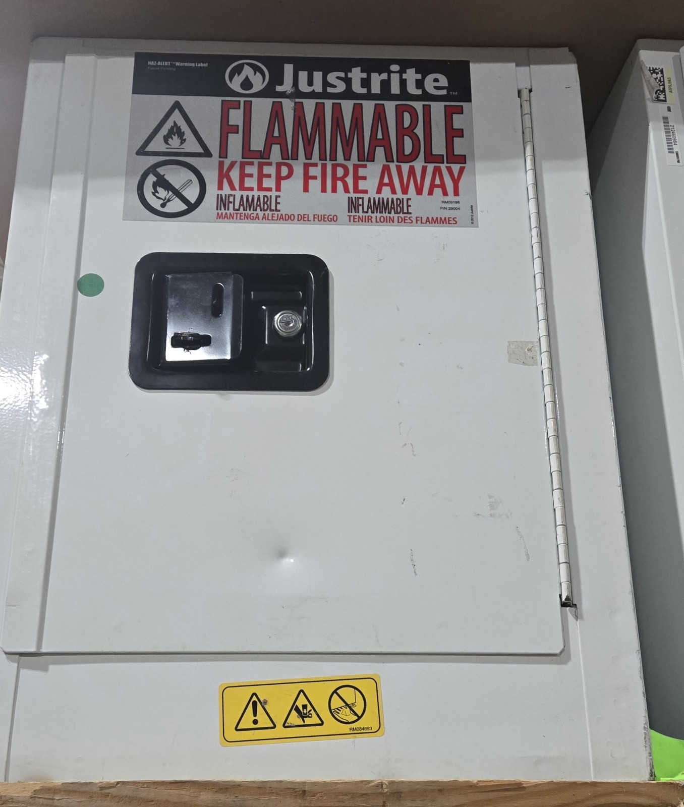JUSTRITE FLAMMABLE LIQUID STORAGE CABINET 890405. 4 GALLON.