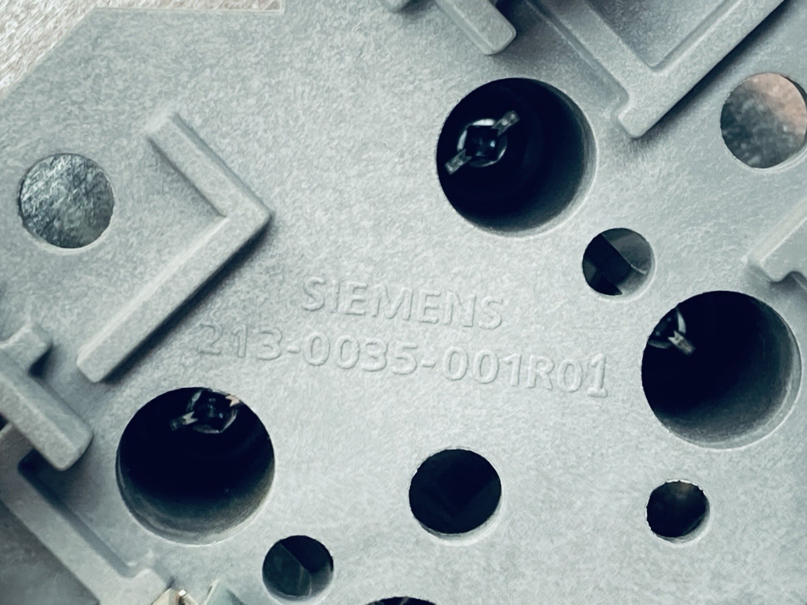 SIEMENS 5-JAW Service Meter Socket Module - w/ Breakers *Missing Lug Set Screws*
