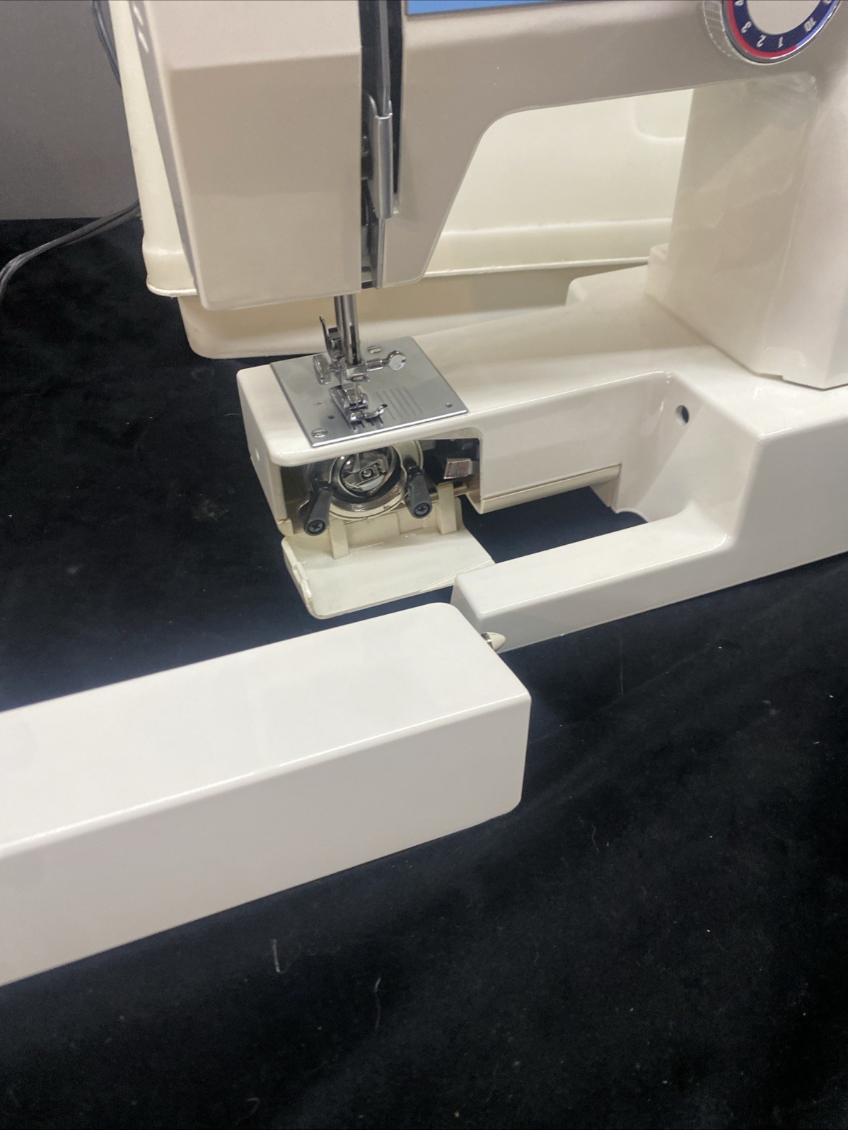 NECCHI 3537 SEWING MACHINE w/Foot Pedal Case Manual And Extra