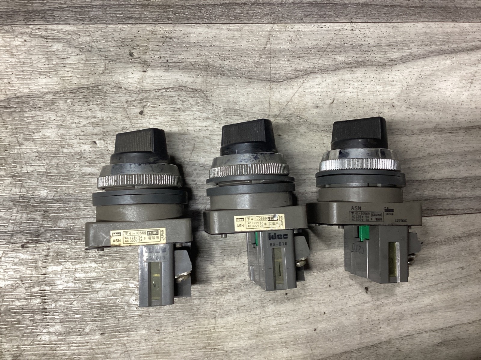 LOT OF 3 Idec Izumi ASN 41-10569 Black 2 Position Selector Switch  #104N112