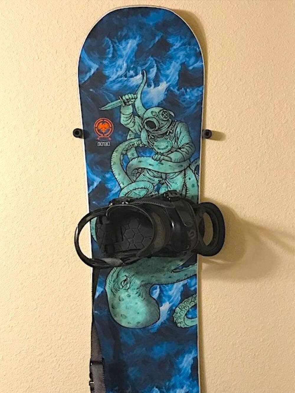 The Cinch Snowboard Display | Floating Rack | 1 Board