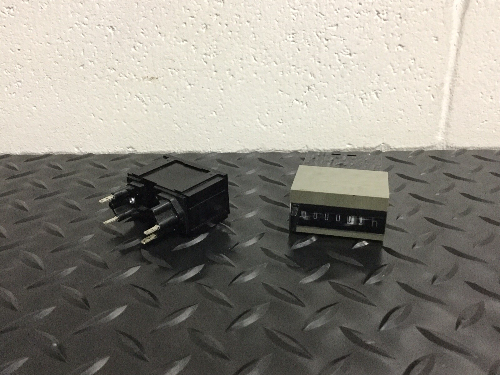 HENGSTLER COUNTER 633056 SIX DIGIT 24 VDC PUSH BUTTON RESET