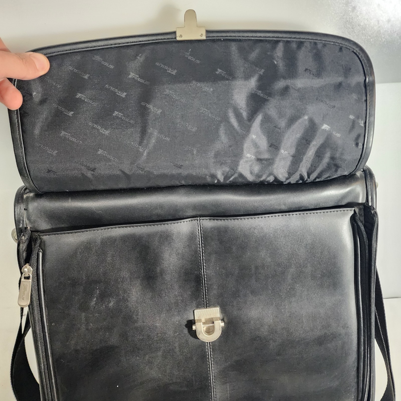 Targus KOS300 Reverse Access Notebook Case Black Koskin Leather