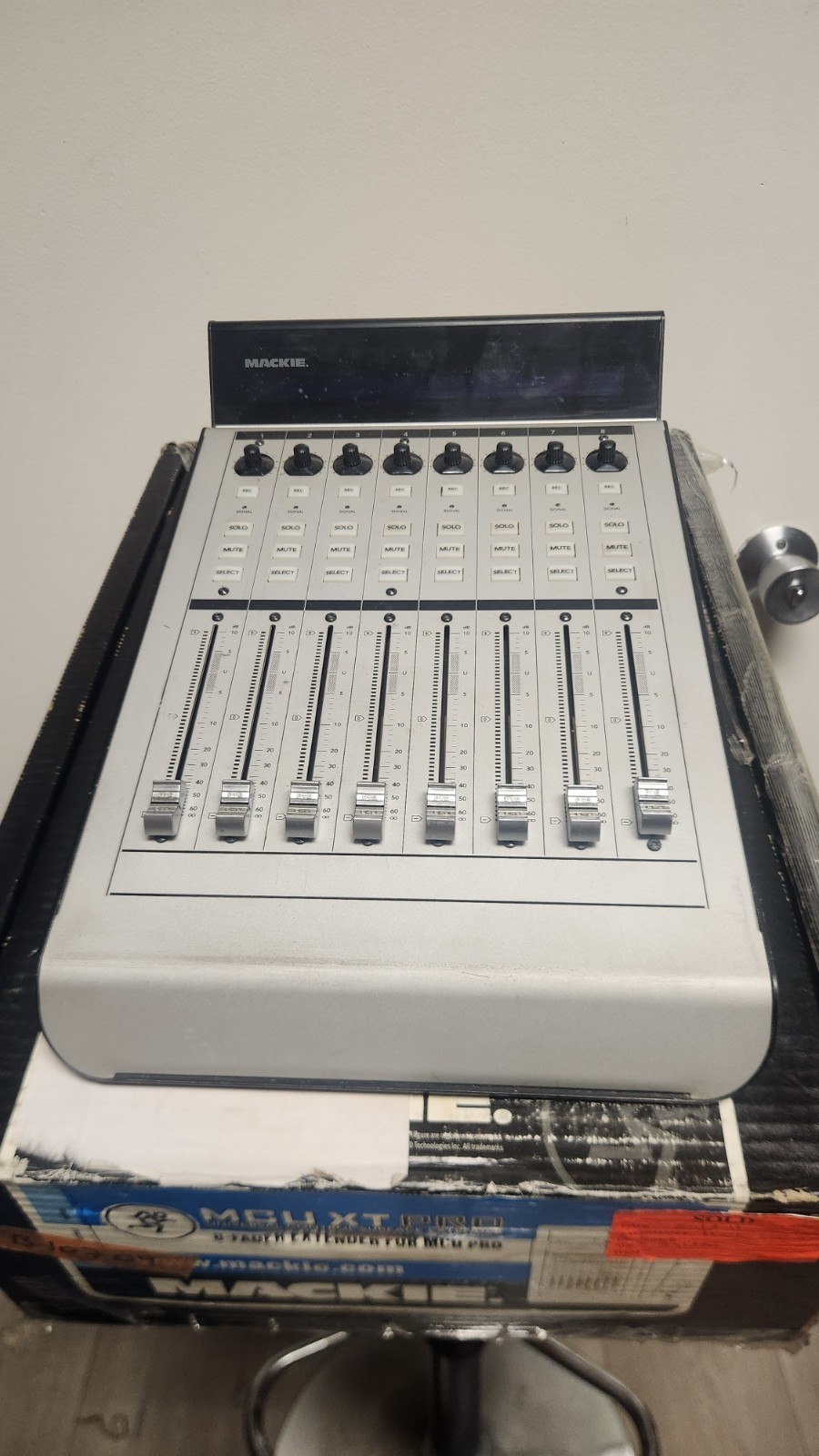 MCU Mackie Control XT Universal Pro DAW MIDI Extender Interface Motor Faders