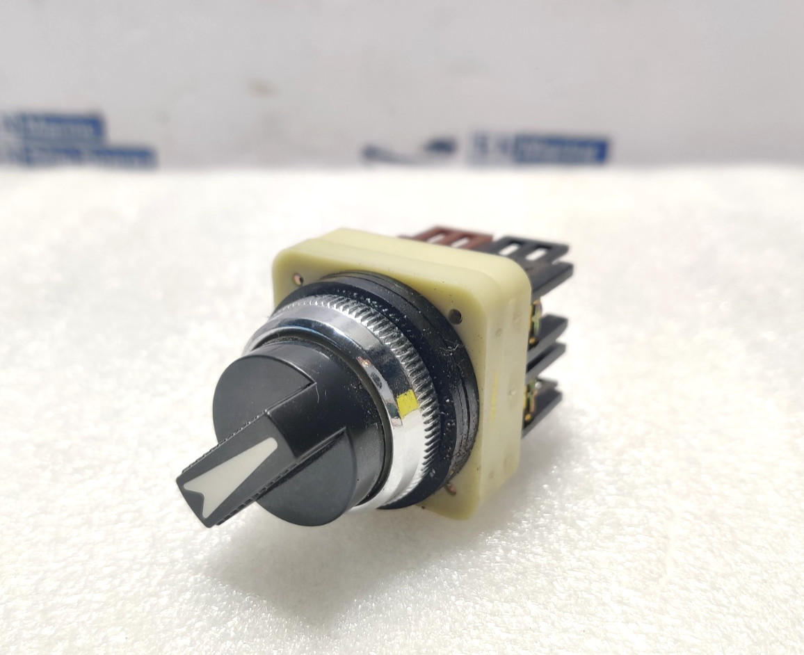 Fuji Electric AH30-P2 Command Selector Switch 250V6A AH30P2B11