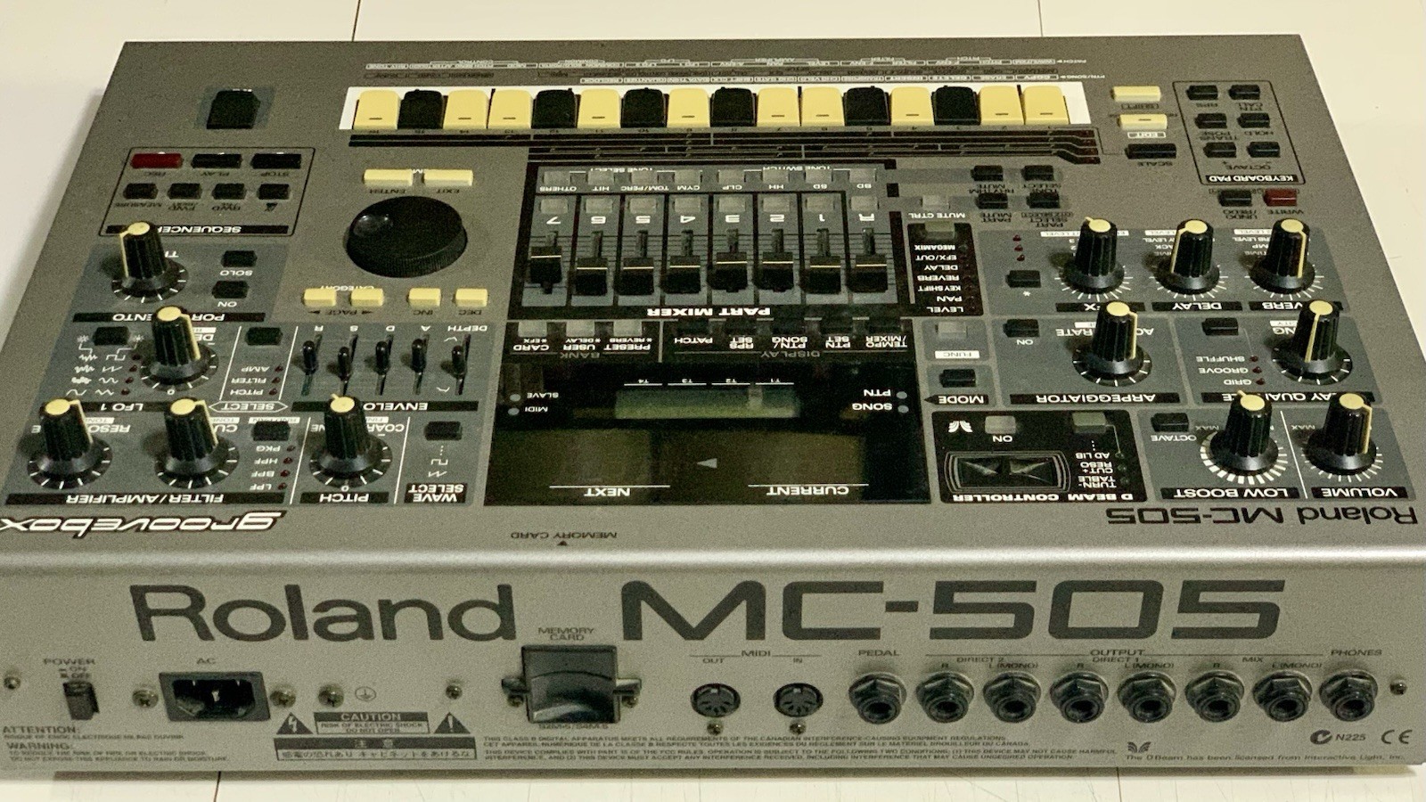 Roland MC-505 Groovebox 8-Track MIDI Controller Sequencer Drum Machine 1998