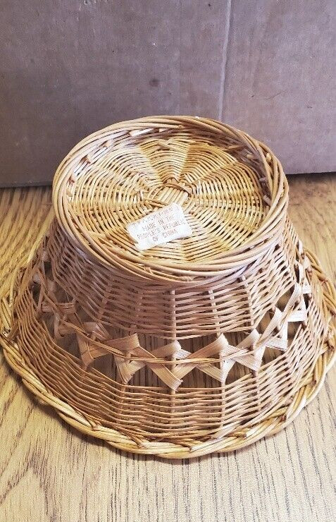 SMALL WICKER STYLE BASKET WITH WOODEN APPLE DECORATION