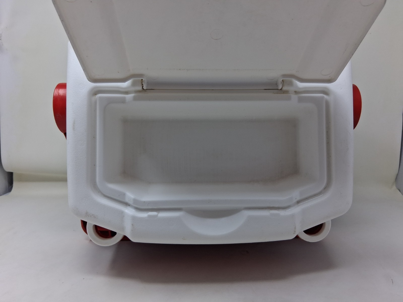 Igloo Quantum 12 cooler 18 Pack capacity Lockable USA. 12 Quart Red White Black