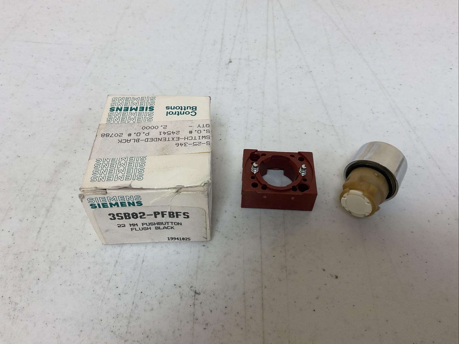 NEW SIEMENS 3SB02-PFBFS 22MM PUSHBUTTON, FREE SHIPPING