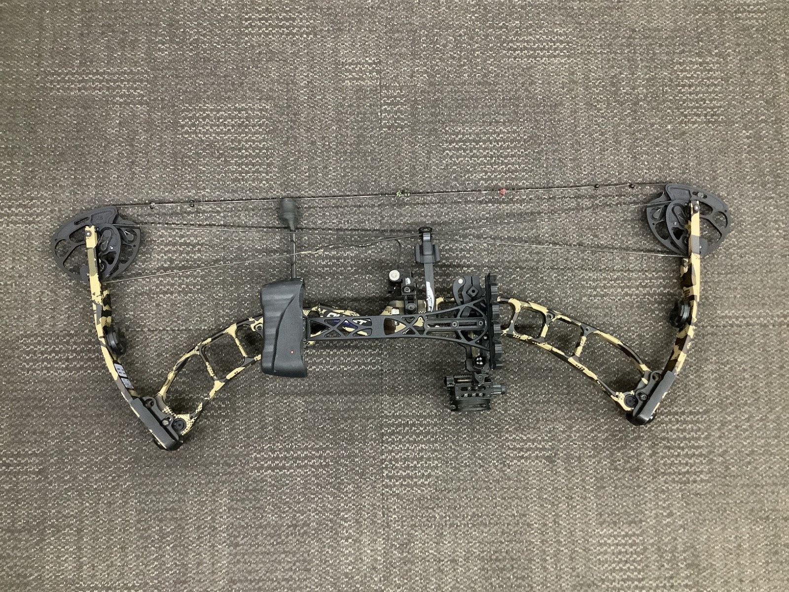 Quest Thrive Right Handed Camo Compound Bow