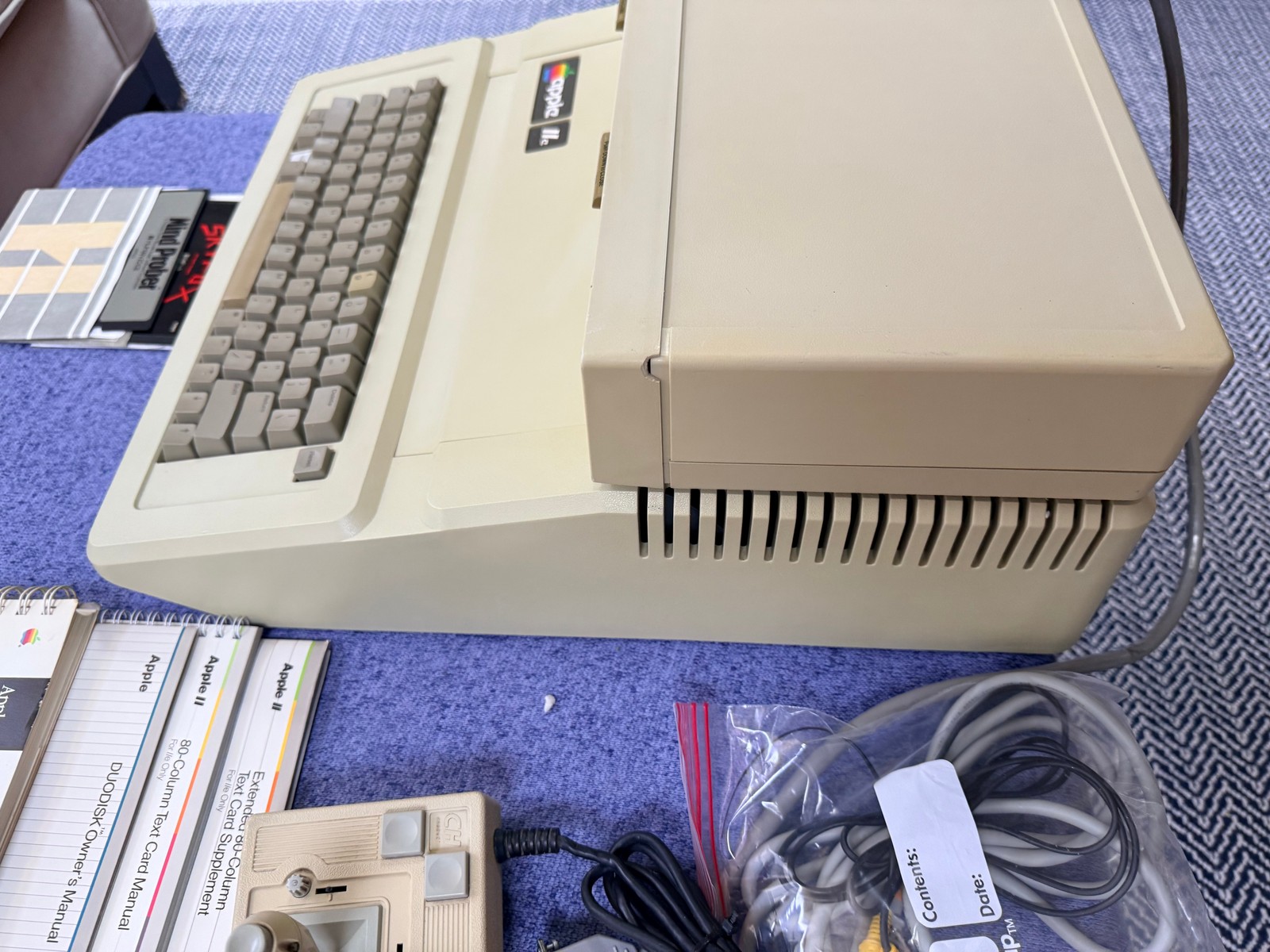 Apple IIe Enhanced Computer 128K(A2S2064) • Apple DuoDisk (A9M0108) • Working