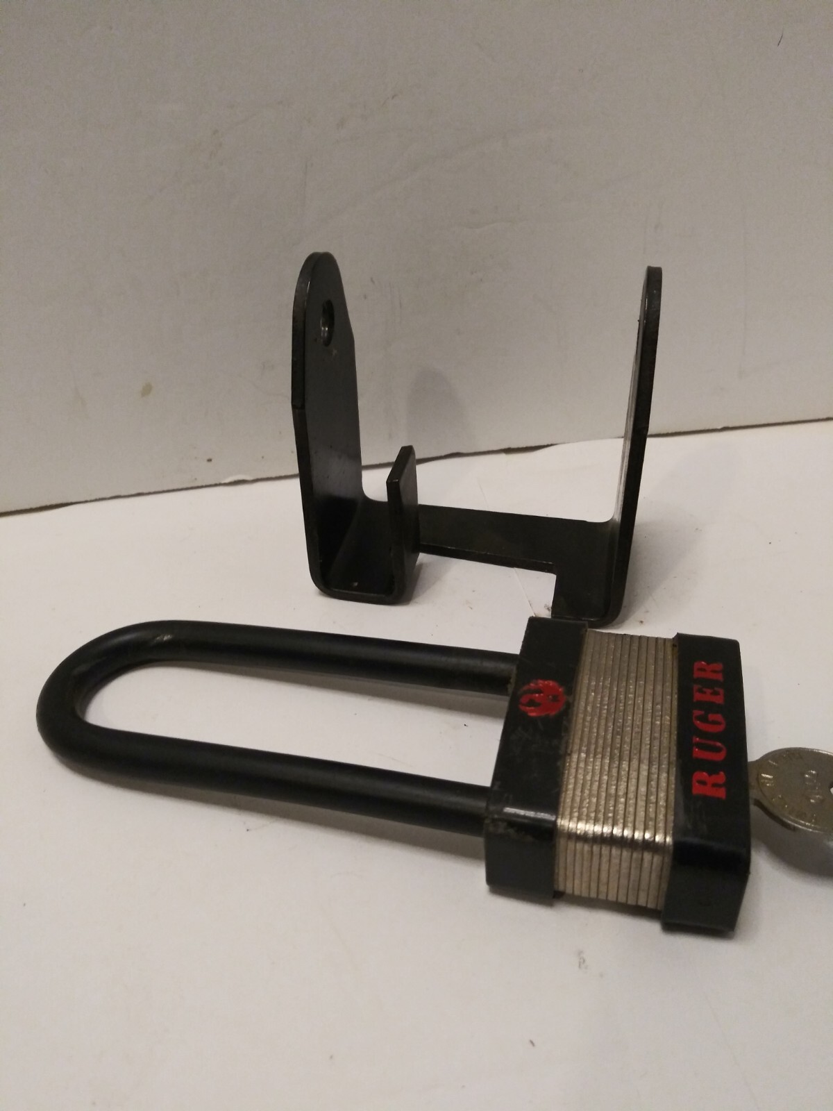 RUGER LOCK BRACKET W/ FIREARM PADLOCK with 1 KEY (T)...