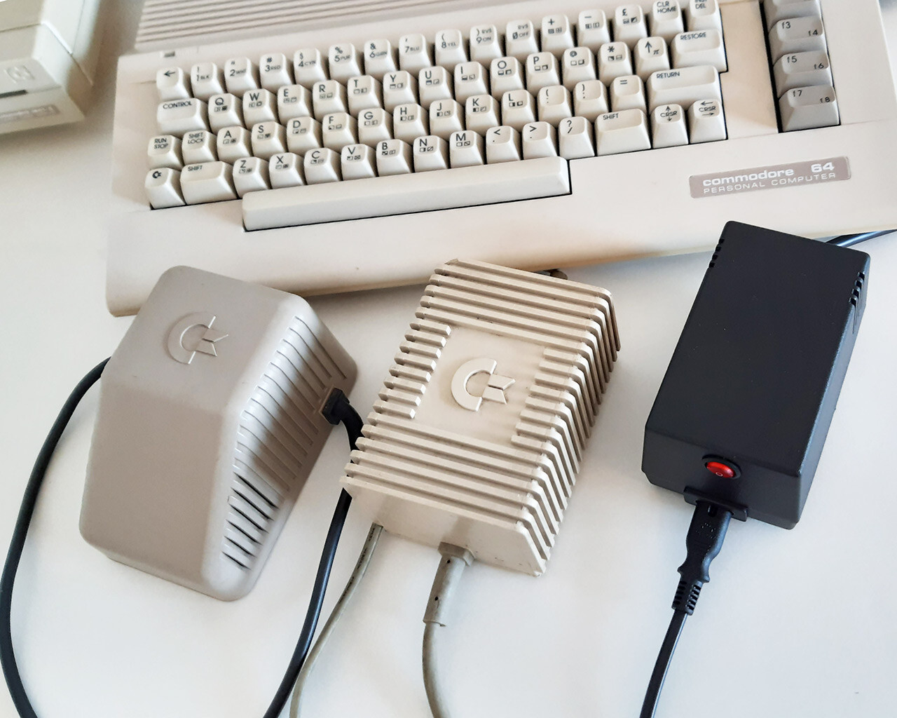 C64 PSU - Commodore 64 Power Supply - GRAY, LED, Power Switch (US plug)