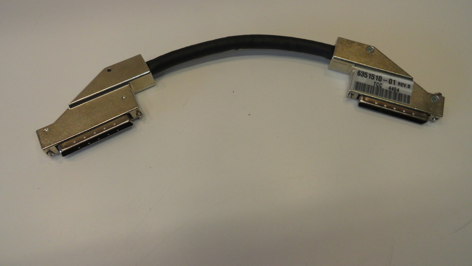 RR7: Quantum 6351510-01 REV B SCSI Cable, 68-68 PIN 90 Degree, Short