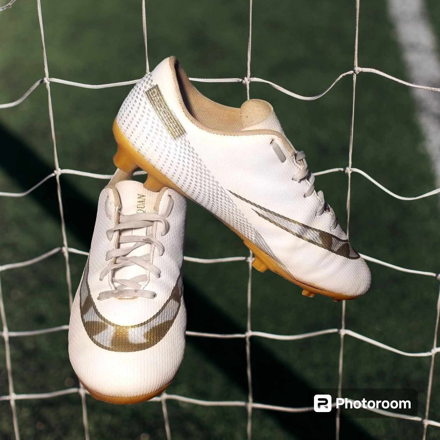 Daoquan Youth/Junior's Soccer/Football Cleats Big Kids Size 6. White/Gold.
