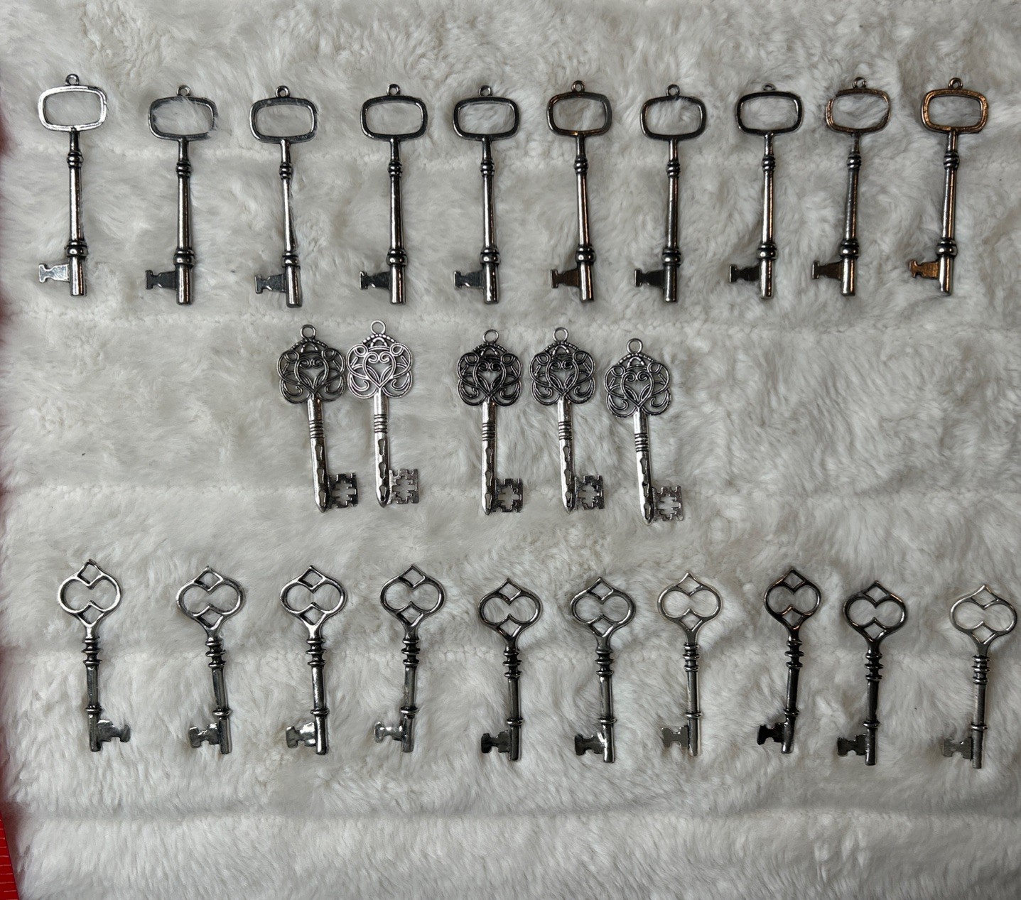 25 Pcs Mixed Skeleton Keys in Antique and Celtic Style Silver Crafting Key Charm