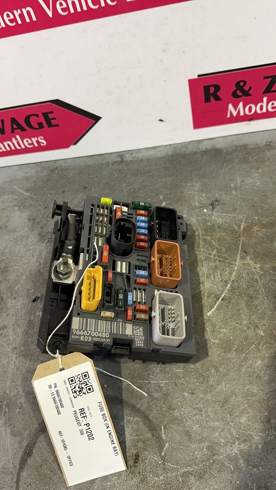 Peugeot 308 2008-2013 FUSE BOX (IN ENGINE BAY) 9666700480