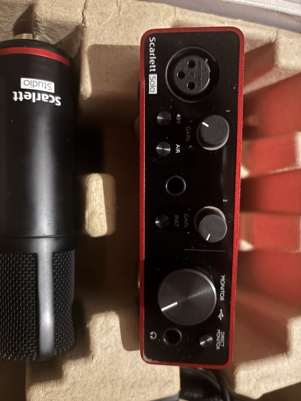 Focusrite Scarlett 2i2 Studio 3ªGen Interface, Mic, Headphones WITHOUT Clip/MIC