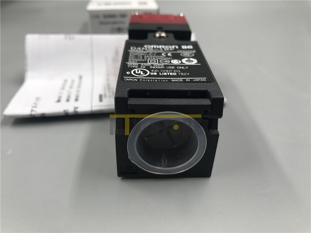 1PCS Omron Safety Door Switch D4NS-1BF New In Box