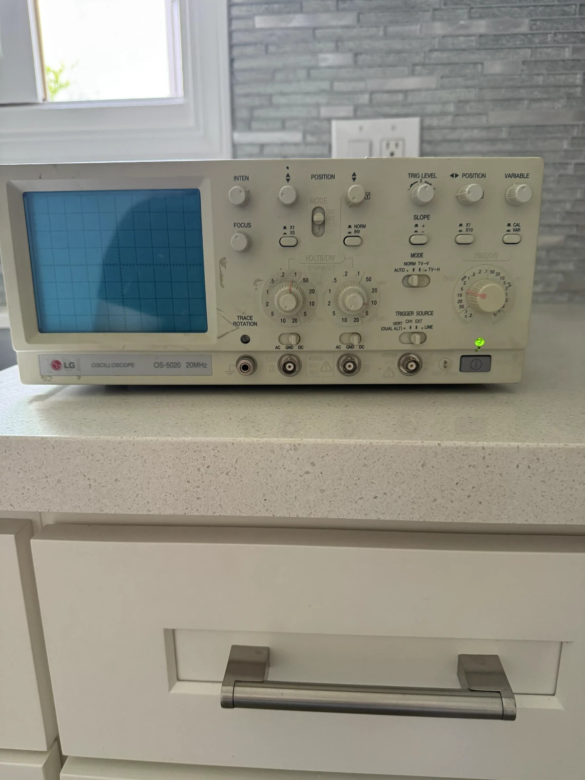 LG OS-5020 Powers On - 20MHz Precision Analog Oscilloscope