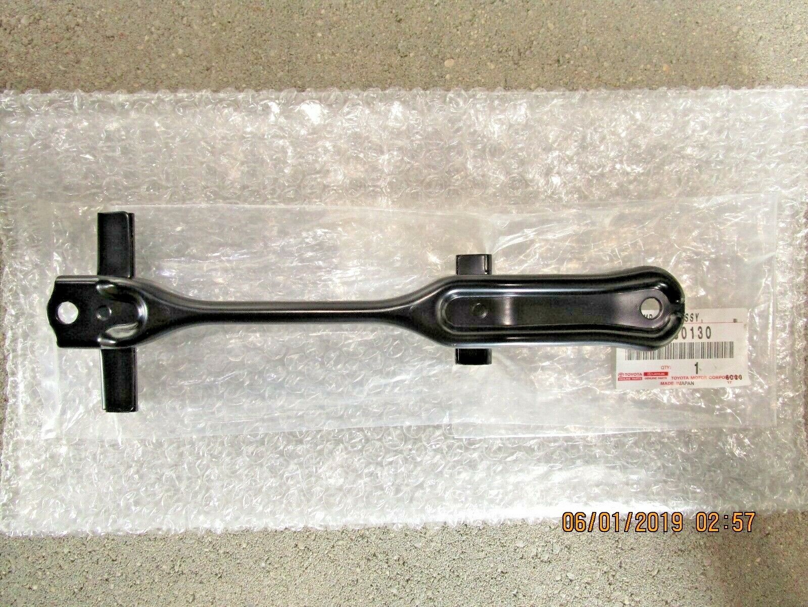 98 - 07 LAND CRUISER 4D SUV BATTERY HOLD DOWN CLAMP HOLDER ACCUMULATOR OEM NEW