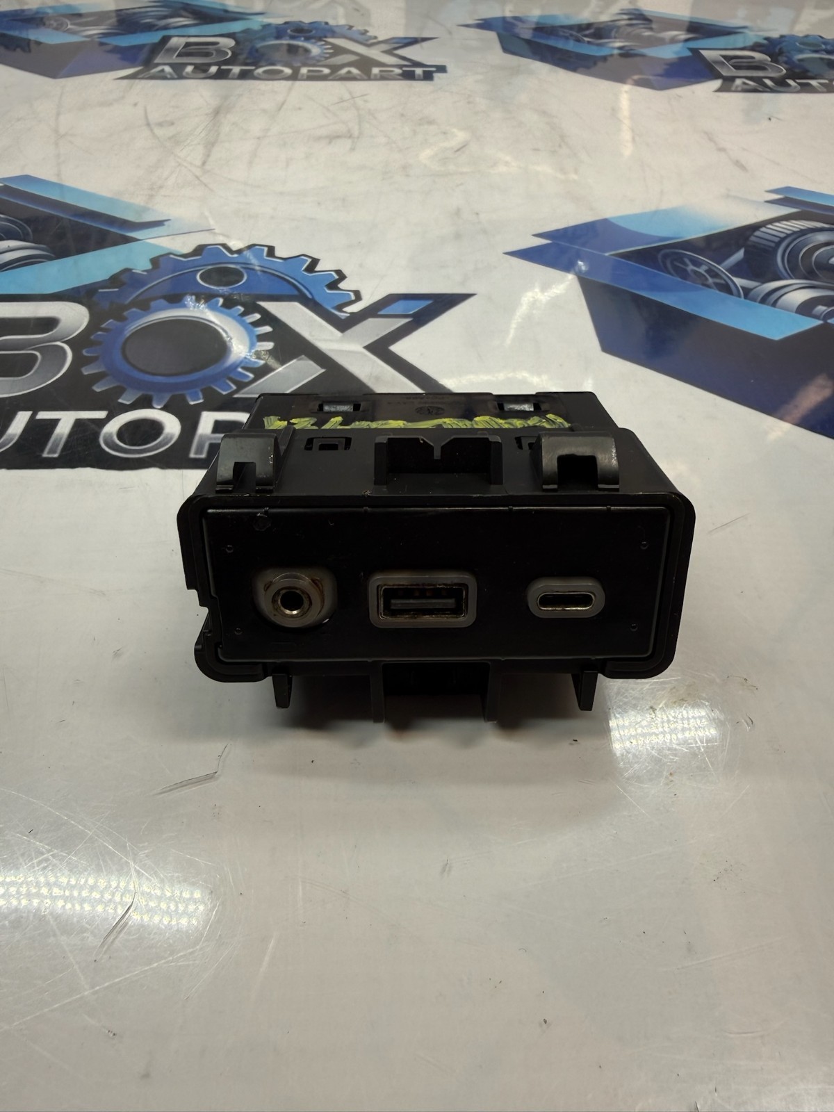 2021-2023 CHEVROLET TRAILBLAZER DASH DASHBOARD USB PORT AUX JACK MEDIA HUB OEM