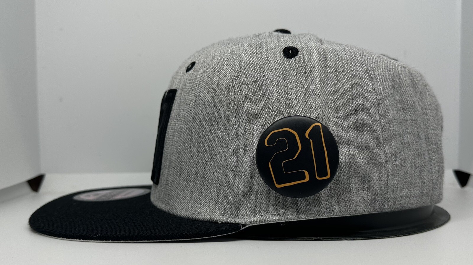 Roberto Clemente 21 SnapBack Hat Gorra Pin On Side