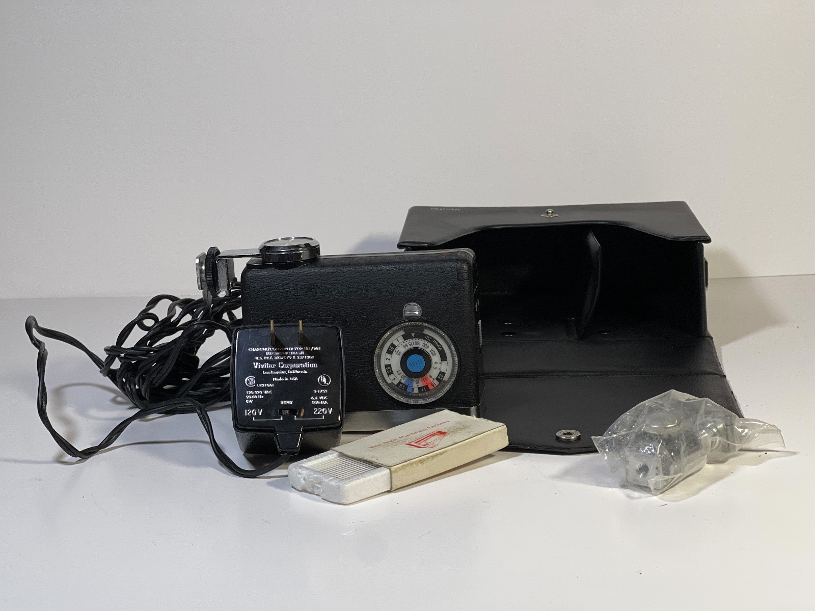 Vivitar Auto 281 Flash Kit with Case and Wide Angle