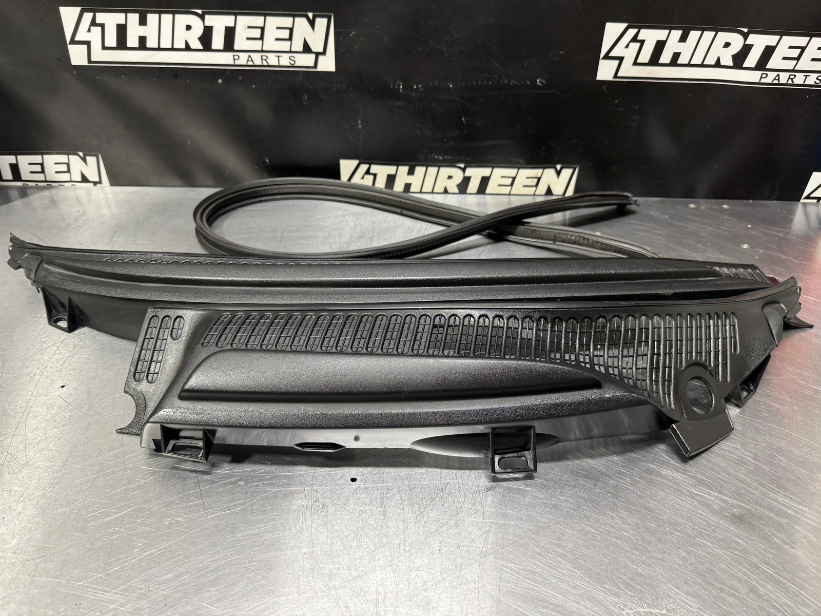 04-06 PONTIAC GTO WINDSHIELD COWL ASSEMBLY W/ SEAL OEM #L454