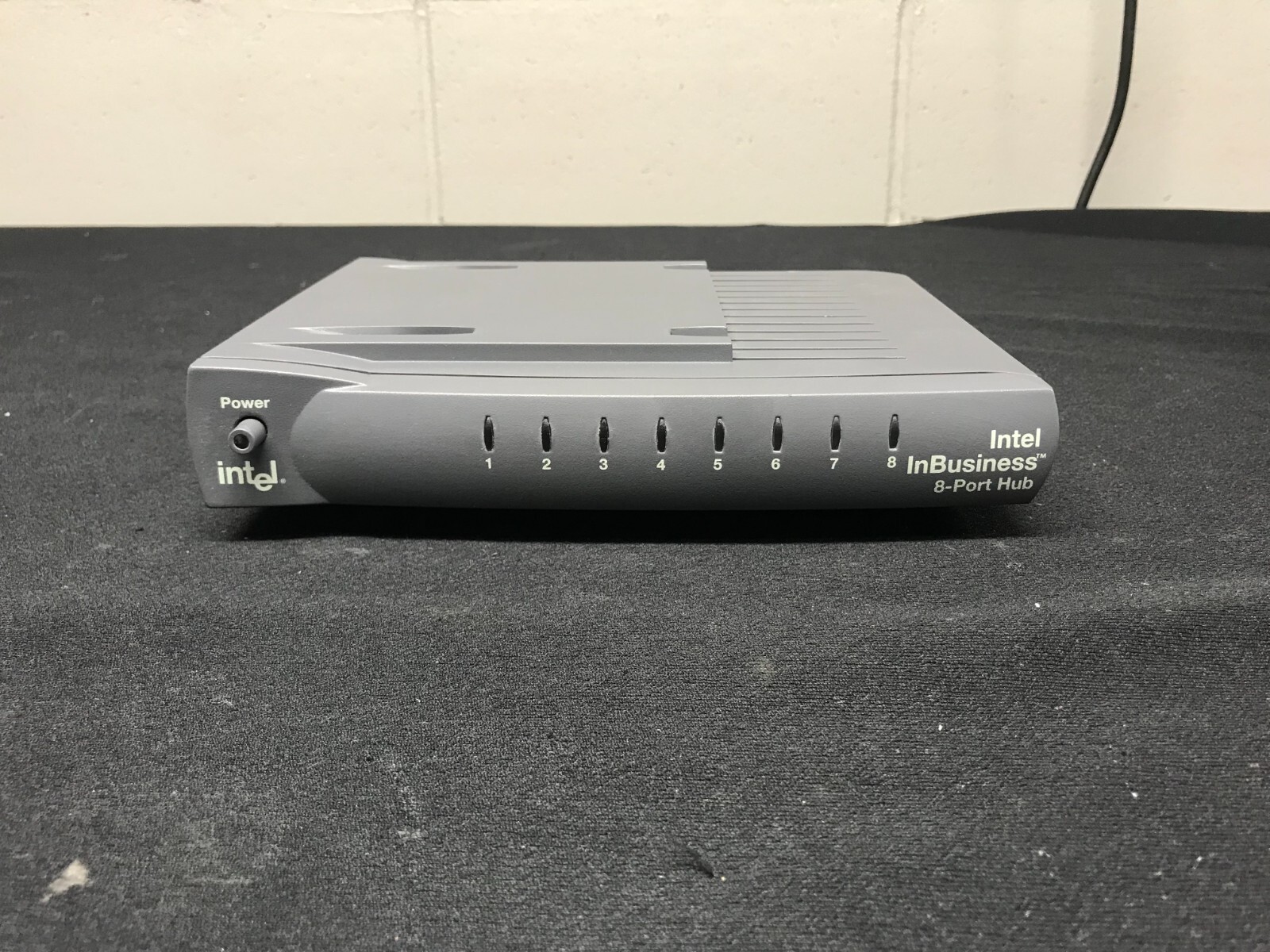 Intel InBusiness 8-Port Hub 697052-002 , AC Adapter Not Included